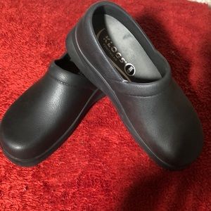 Klogs med size black worn once